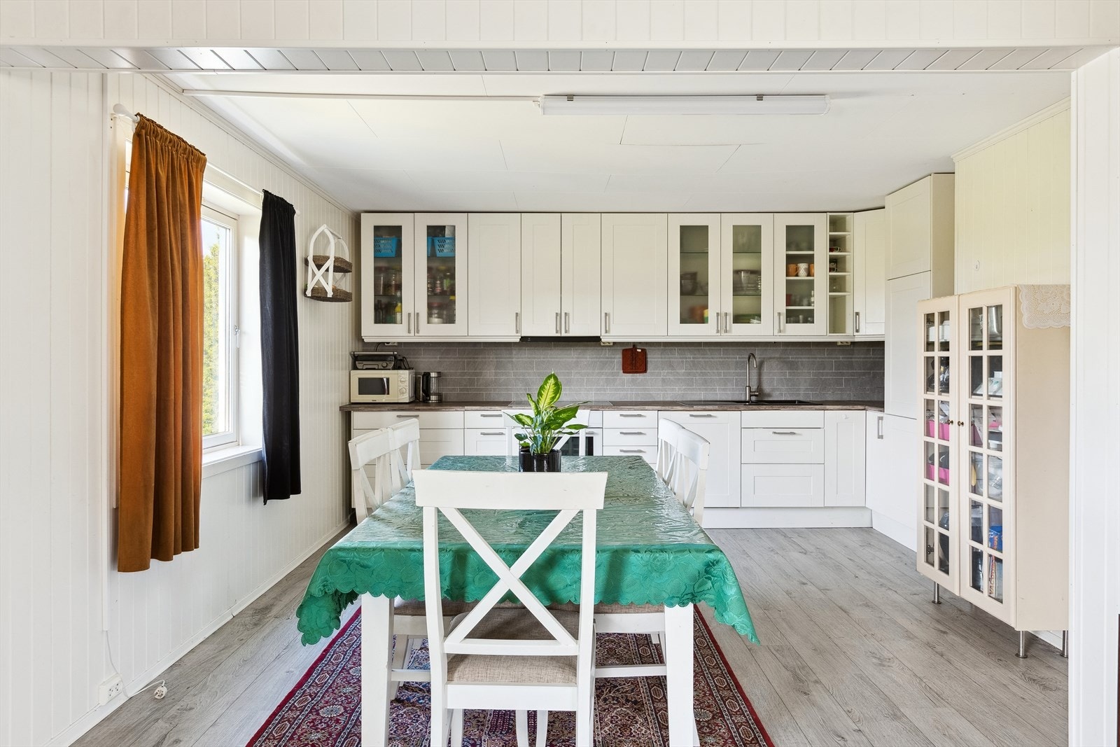 Kjøkkenet er 16 m² stort, med god plass til et romslig spisebord. Galleribilde