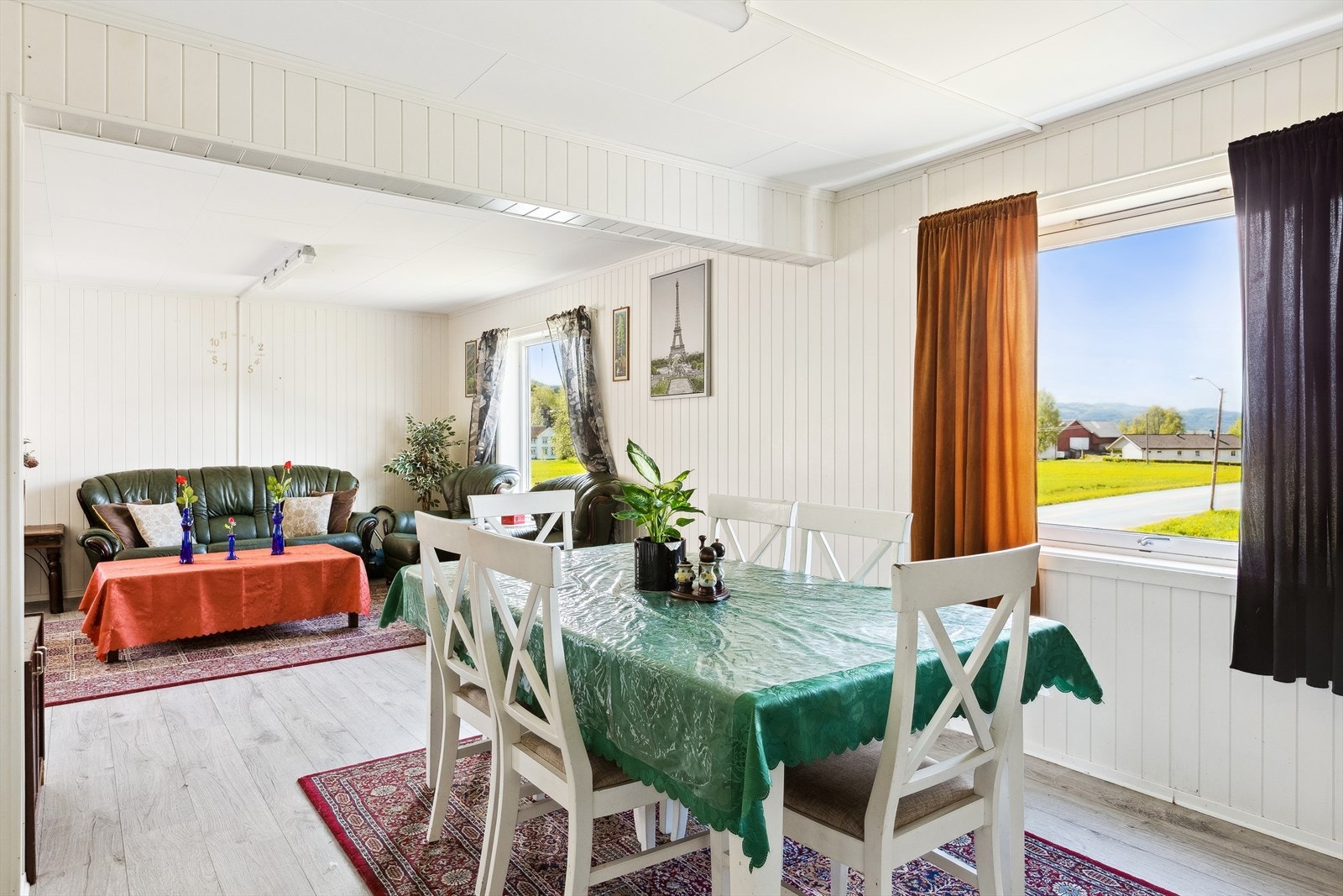 Boligen har både stue, loftstue og kjellerstue som kan benyttes. Galleribilde