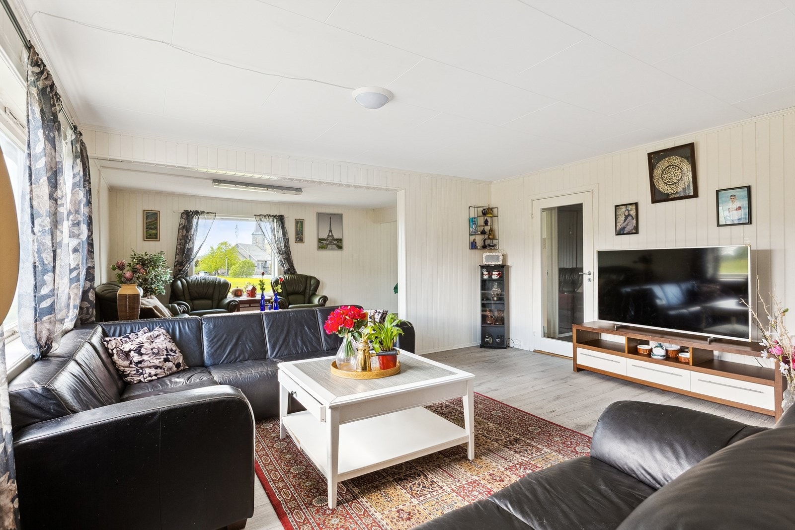 Den fremstår som lys og innbydende, med laminat på gulvet. Galleribilde