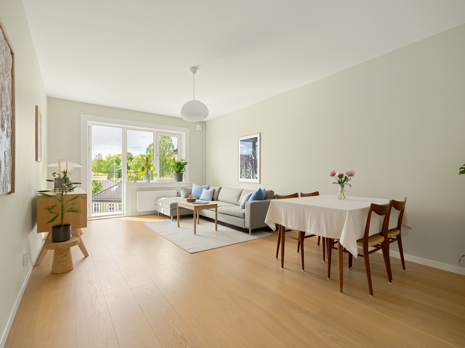 Dette er en lys og vakker 2-roms leilighet som ligger midt i smørøyet på Sagene og Bjølsen. Legg merke til de store, grønne trærne utenfor. Galleribilde