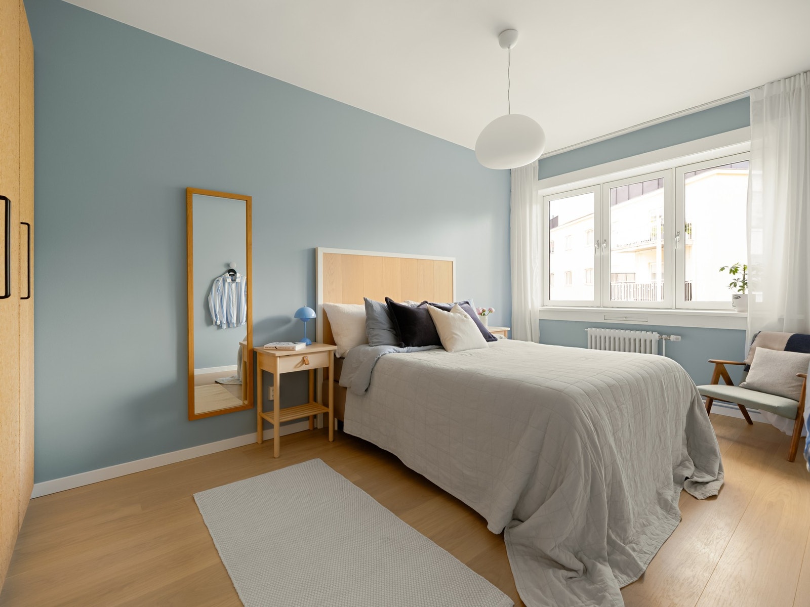 Soverommet er meget stort og lyst med god plass til dobbeltseng og tilhørende nattbord. Galleribilde