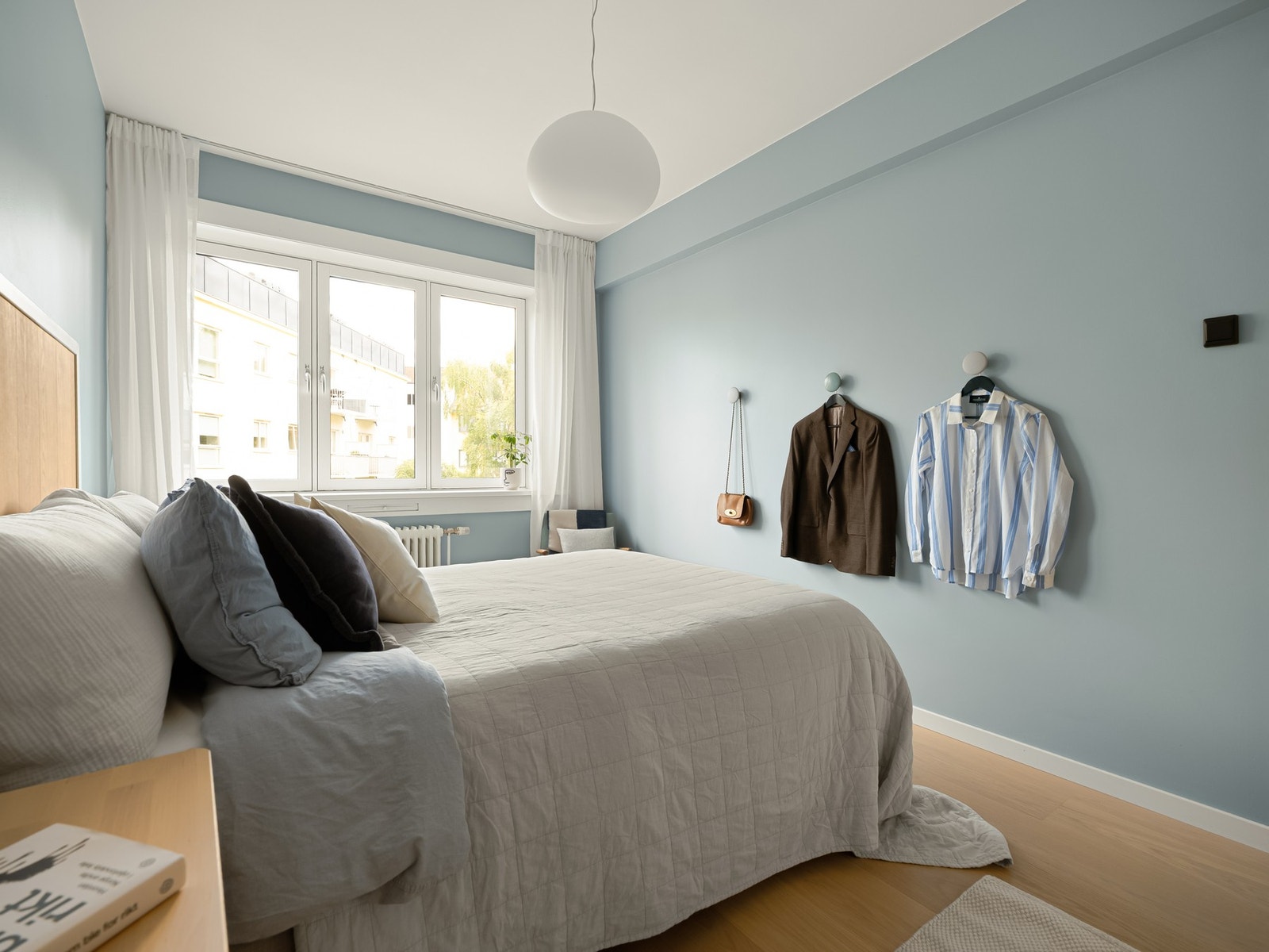 Rommet er såpass stort at det til og med er plass til en kontorpult: Perfekt for hjemmekontoret. Galleribilde