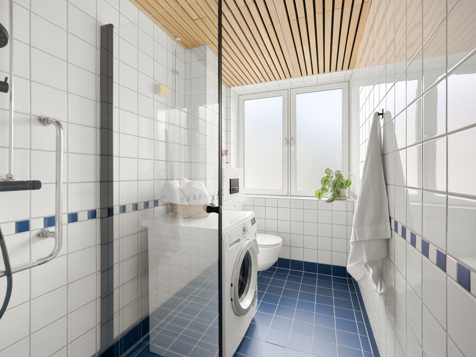 Vinduet gir fint dagslys inn i rommet og gode luftemuligheter. Det er plass og opplegg til vaskemaskin (og tørketrommel om ønskelig). Galleribilde