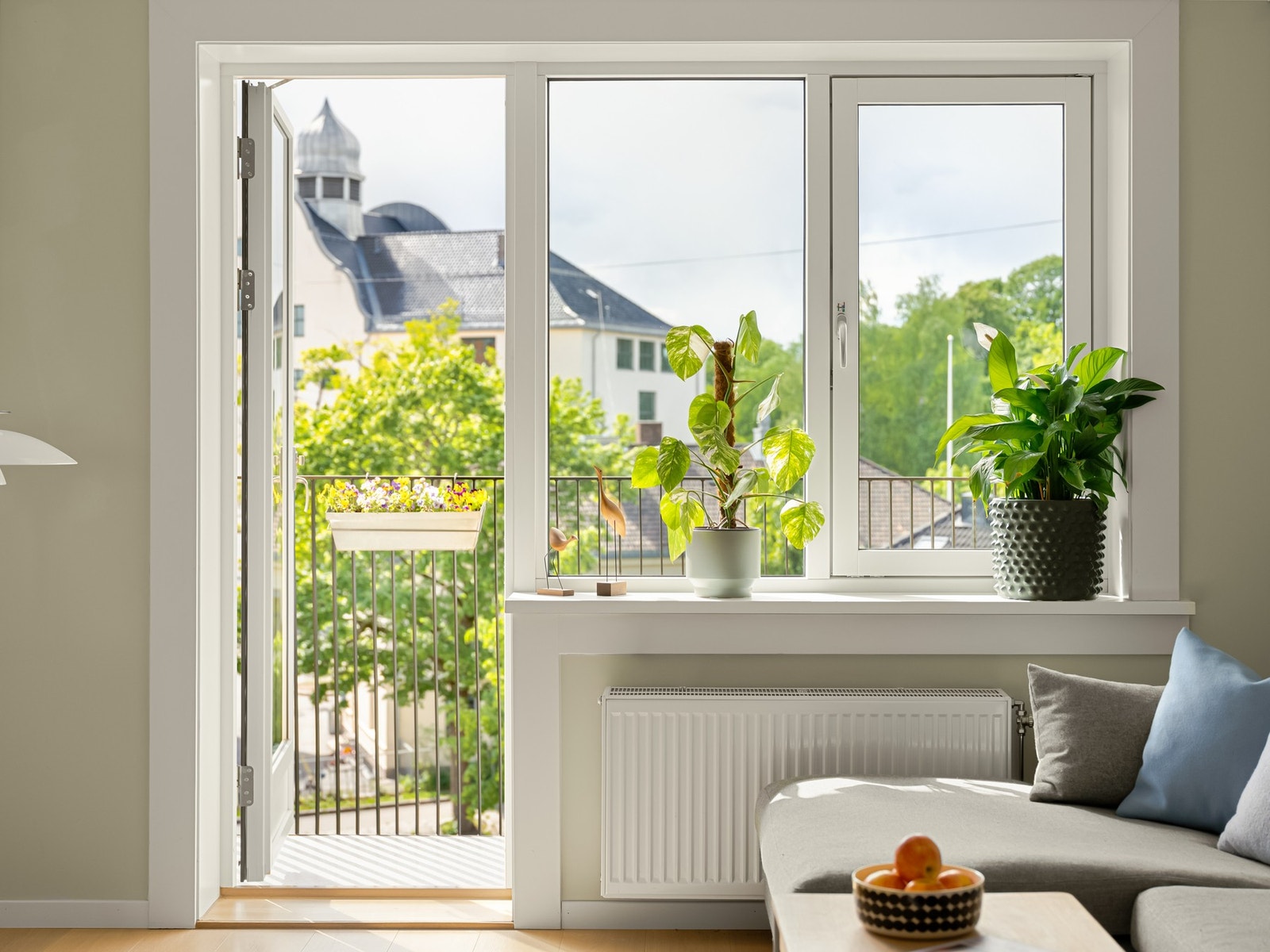 Vi må bare snike oss ut i sola og starte på den fine balkongen. Denne leiligheten kommer du til å like! Galleribilde