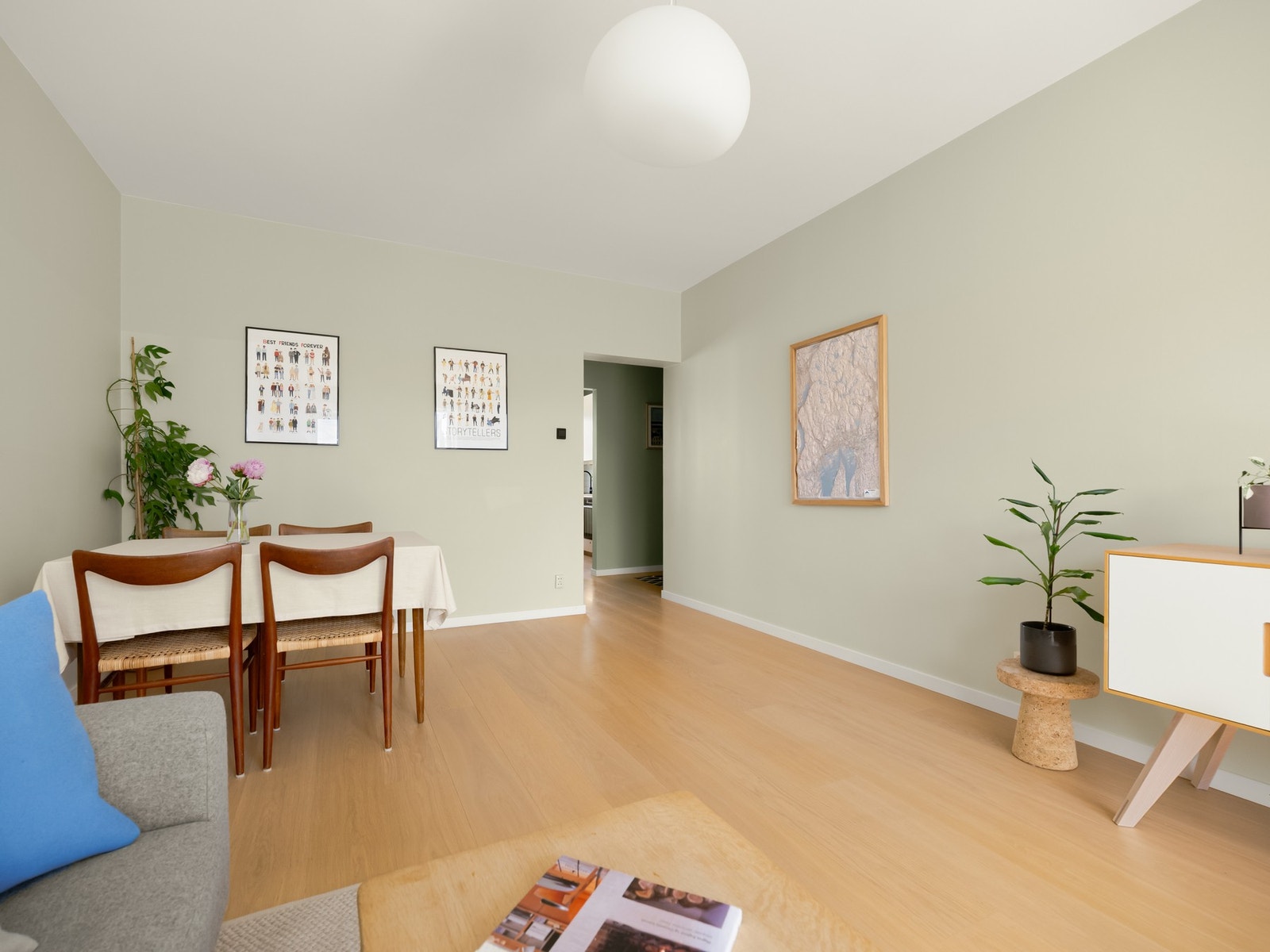 Stuen er stor og romslig med fine løsninger for ulike soner. Med en gjennomgående planløsning slippes det deilige dagslyset inn i alle rom. Galleribilde