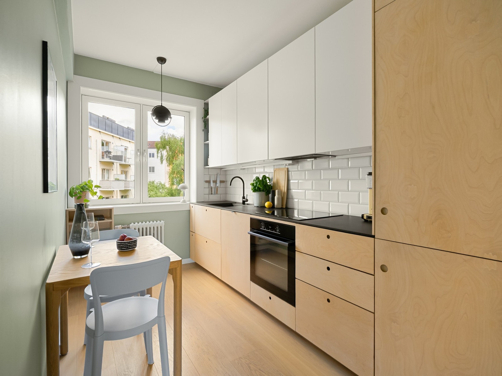 Neste stopp er det fine kjøkkenet som ligger separat fra stuen. Galleribilde