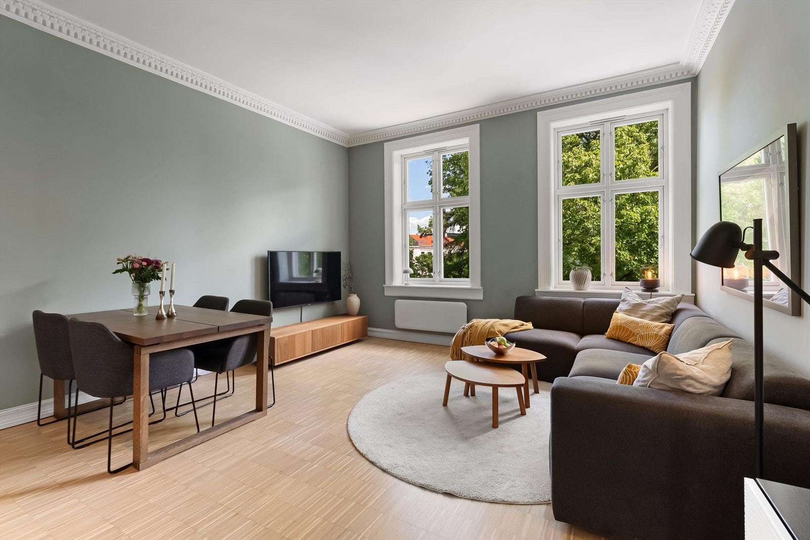 Stuen og kjøkkenet i åpen løsning åpner for en møblering hvor alt du trenger får plass Galleribilde