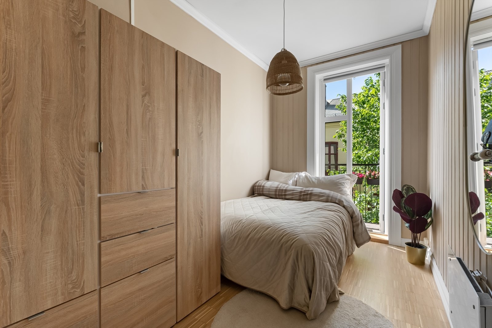 Lyst og praktisk soverom som vender mot rolig bakgård Galleribilde