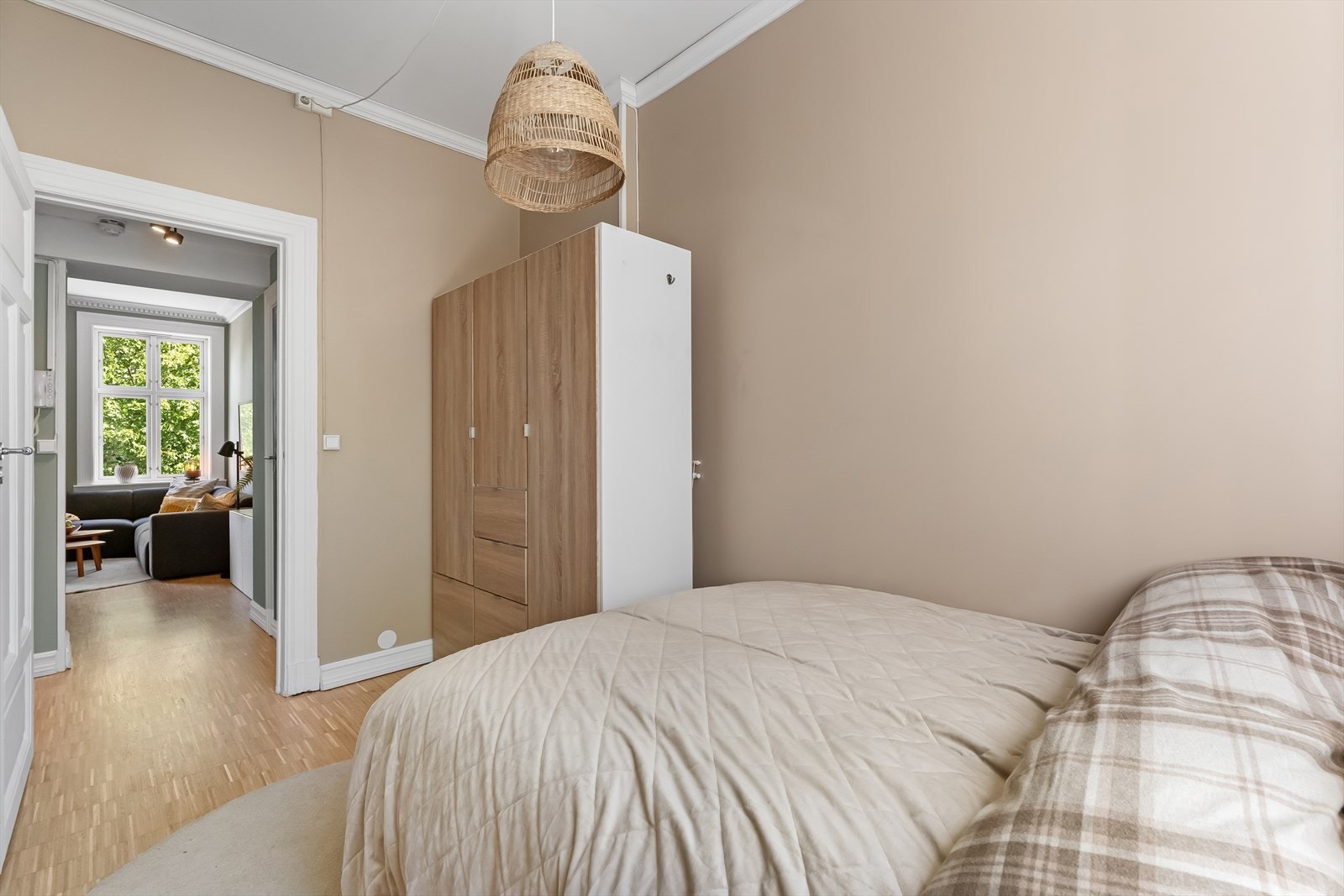 Plass til oppbevaring og en seng av god størrelse Galleribilde