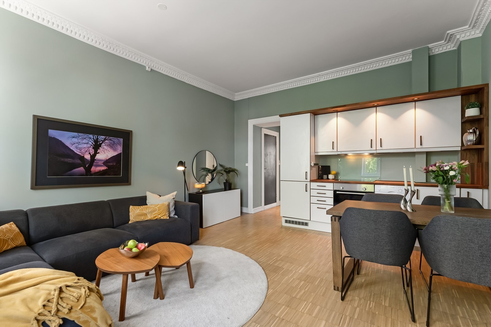 Fantastisk takhøyde på 3m og lysinnslippet bidrar til en god og luftig romfølelse. Galleribilde