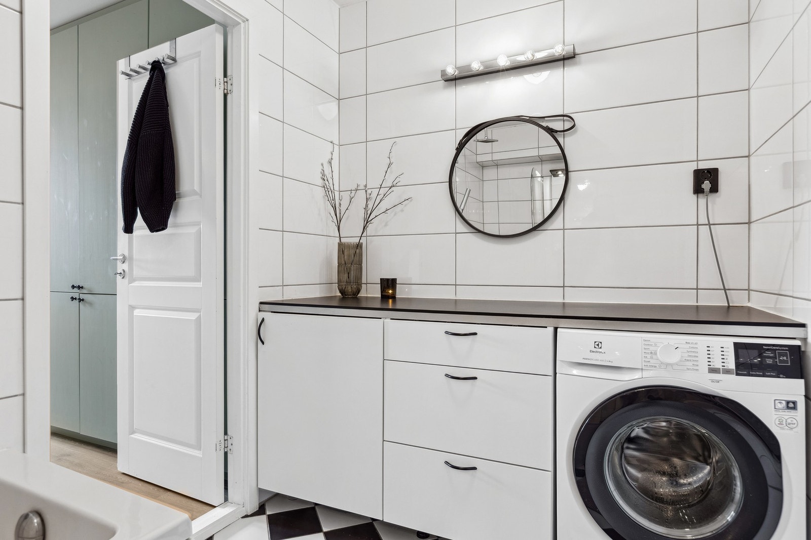 Opparbeidet praktisk benkeplate med hyller på badet. Galleribilde
