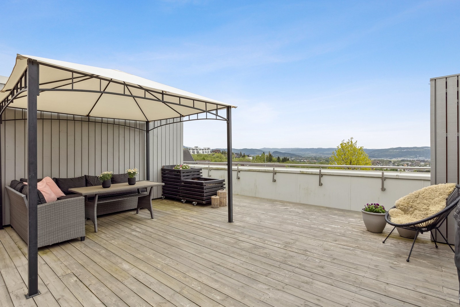 Sør-/vestvendt terrasse på hele 51 kvm med panoramautsikt utover fjorden. Galleribilde