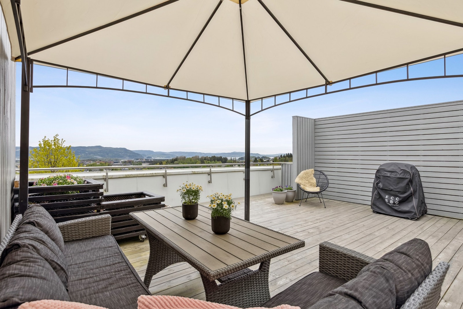 En praktisk og moderne 2-roms leilighet beliggende i 2. etasje i Terrassehusene, Husbykleiva (Stjørdal). Galleribilde