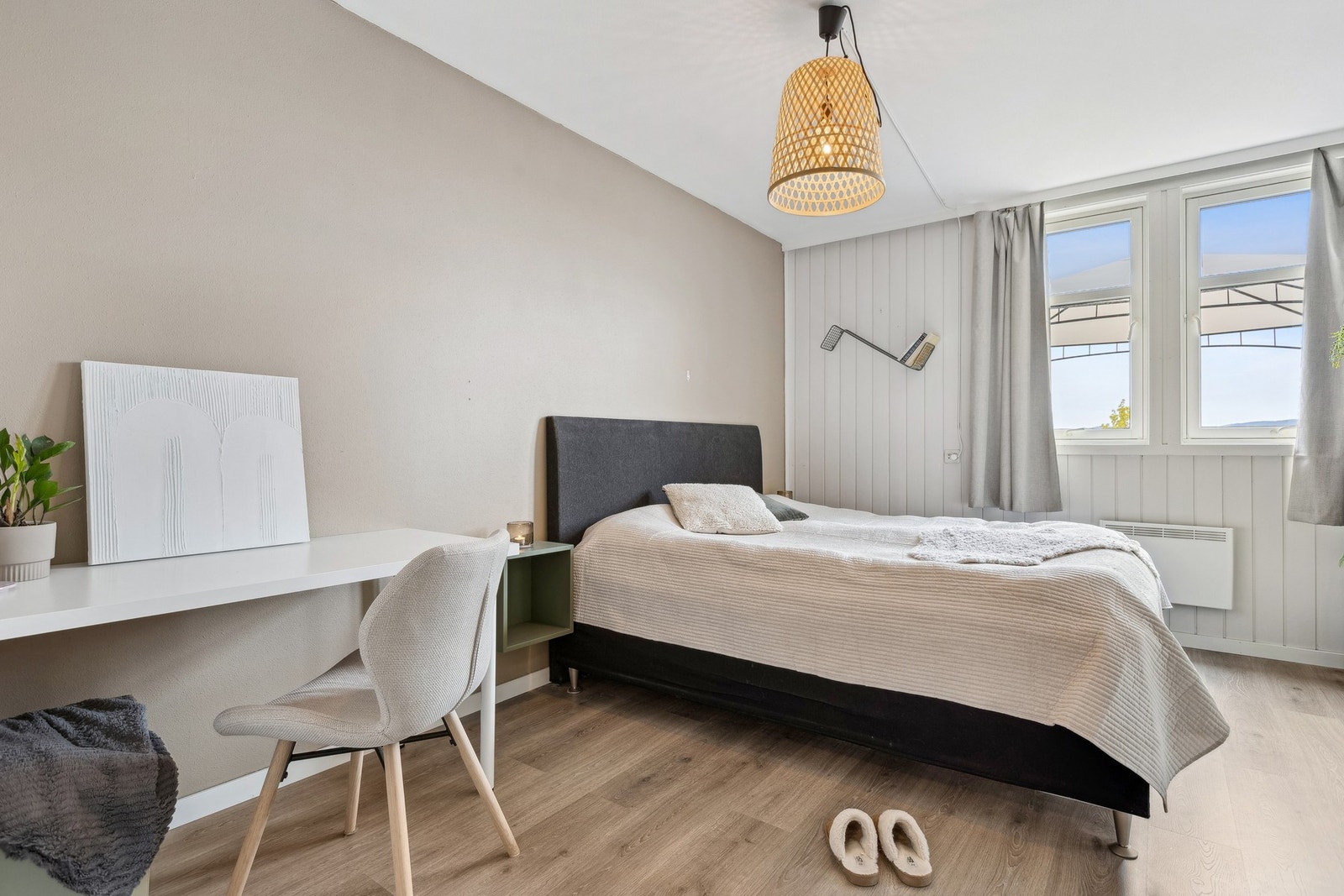 God plass til både seng og kontorpult. Galleribilde