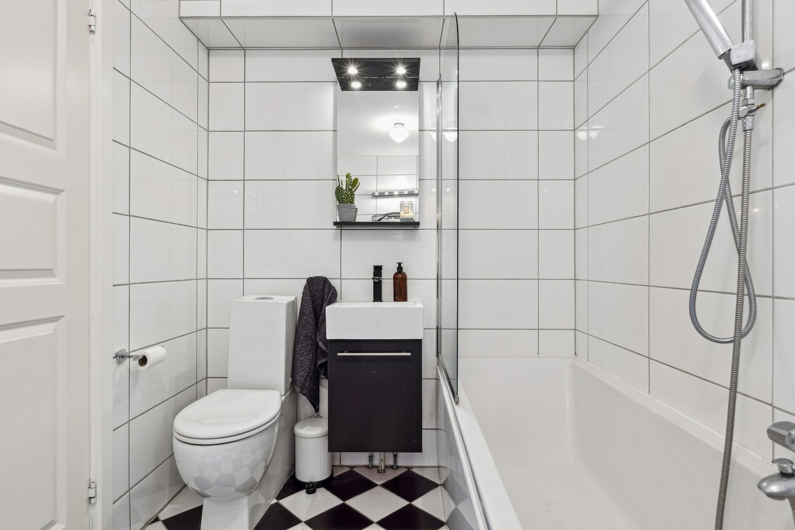 Utstyrt med badekar, mekanisk avtrekk, opplegg for vaskemaskin, servant og wc. Galleribilde
