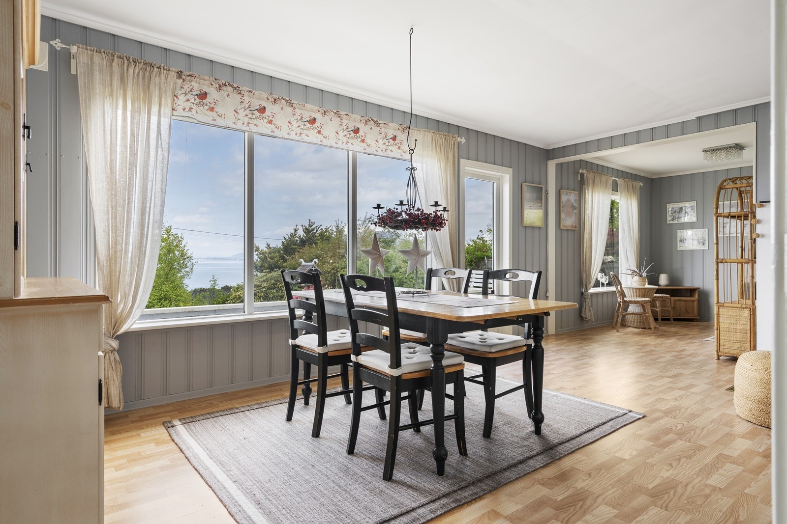 Stue med mye vinduer som gjør den lys og trivelig Galleribilde