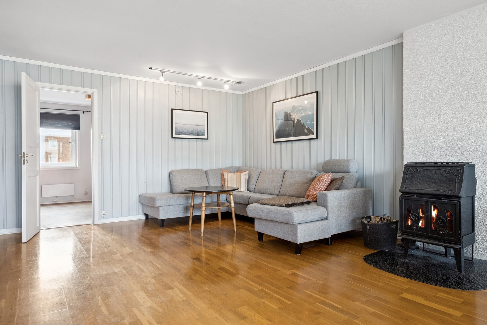 I stuen er det peisovn, perfekt til vinterstid. Galleribilde