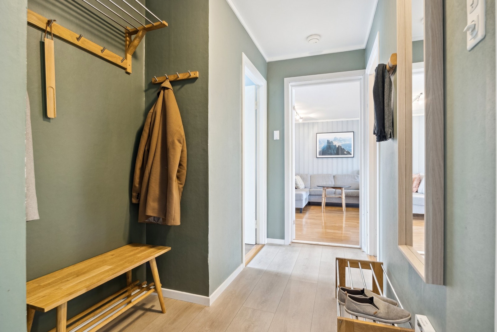 Innbydende og fin entre i stilrene farger og underliggende varmefolie. Galleribilde