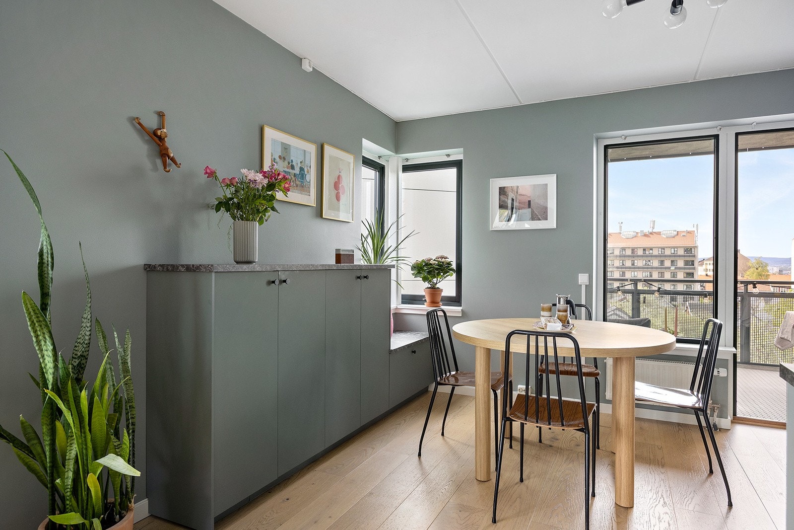 Spisestue med ekstra kjøkkeskap og sittebenk Galleribilde