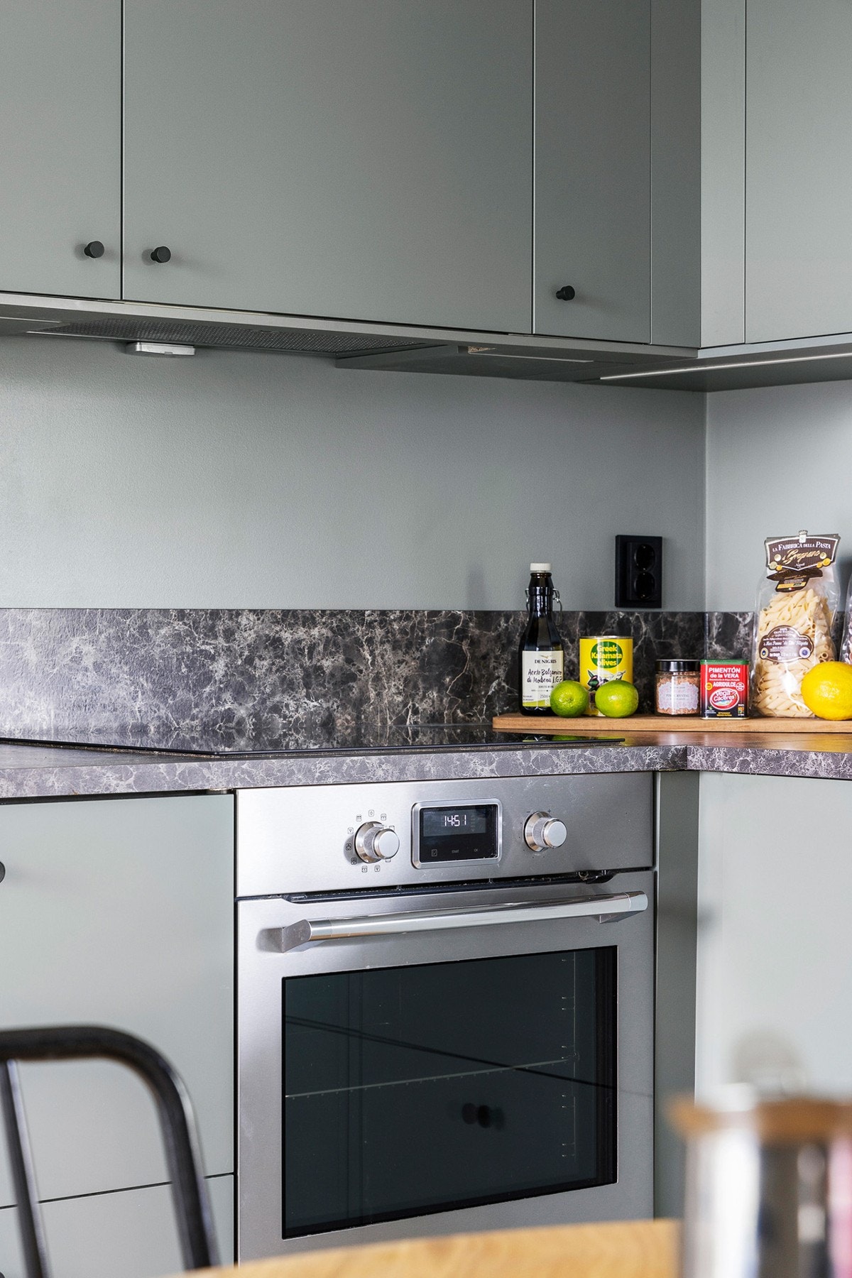 Kjøkkenet har integrert stekeovn, koketopp og oppvaskmaskin Galleribilde