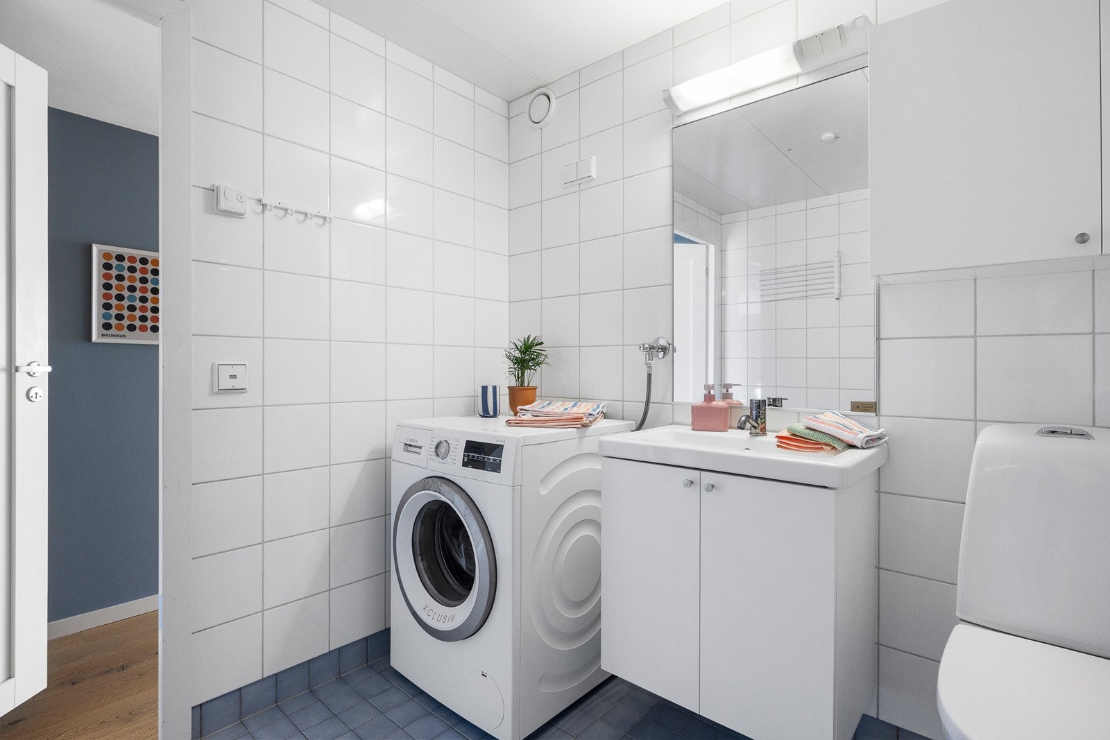 Badet har varme i gulv og opplegg til vaskemaskin Galleribilde