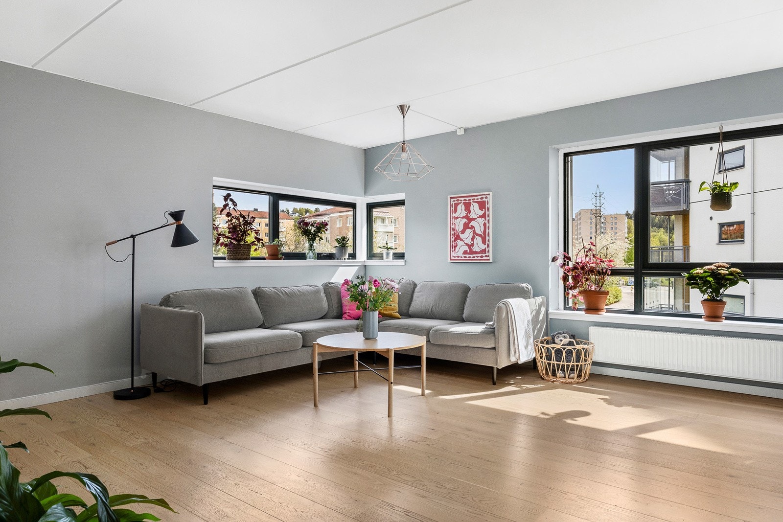 Romslig stue med plass til både sofa og spisestuebord Galleribilde