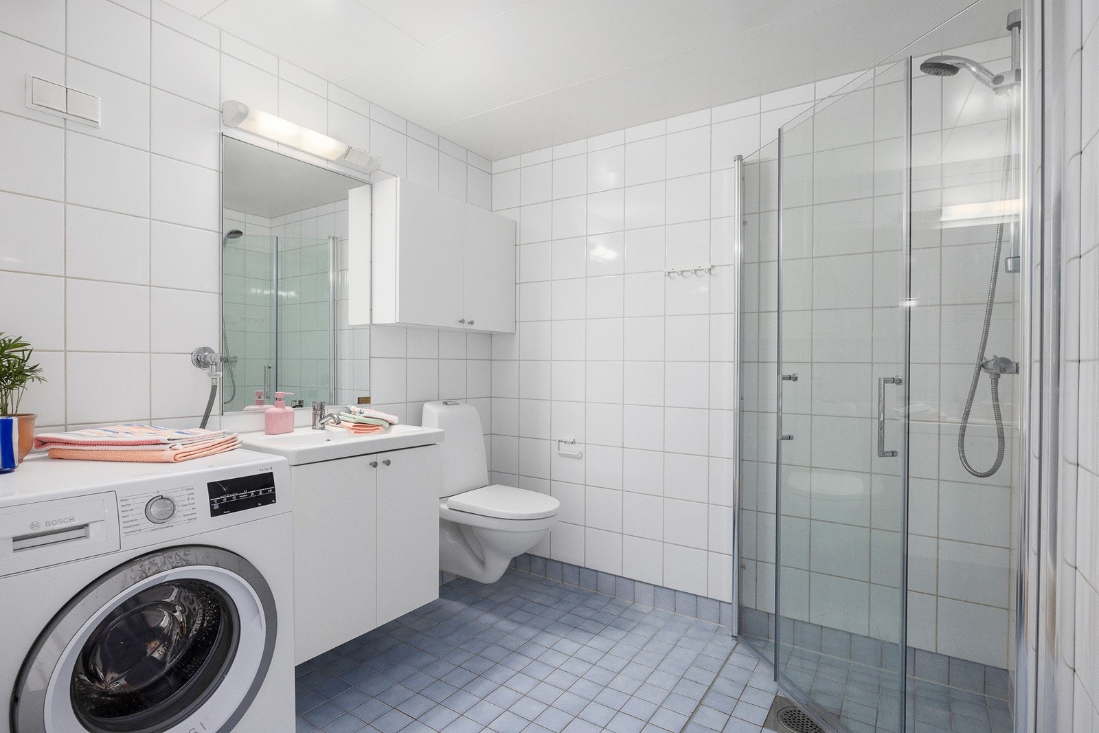 Flislagt baderom fra 2004. Oppgradert i 2025 med nye dusjvegger, servant, veggskap og toalett Galleribilde