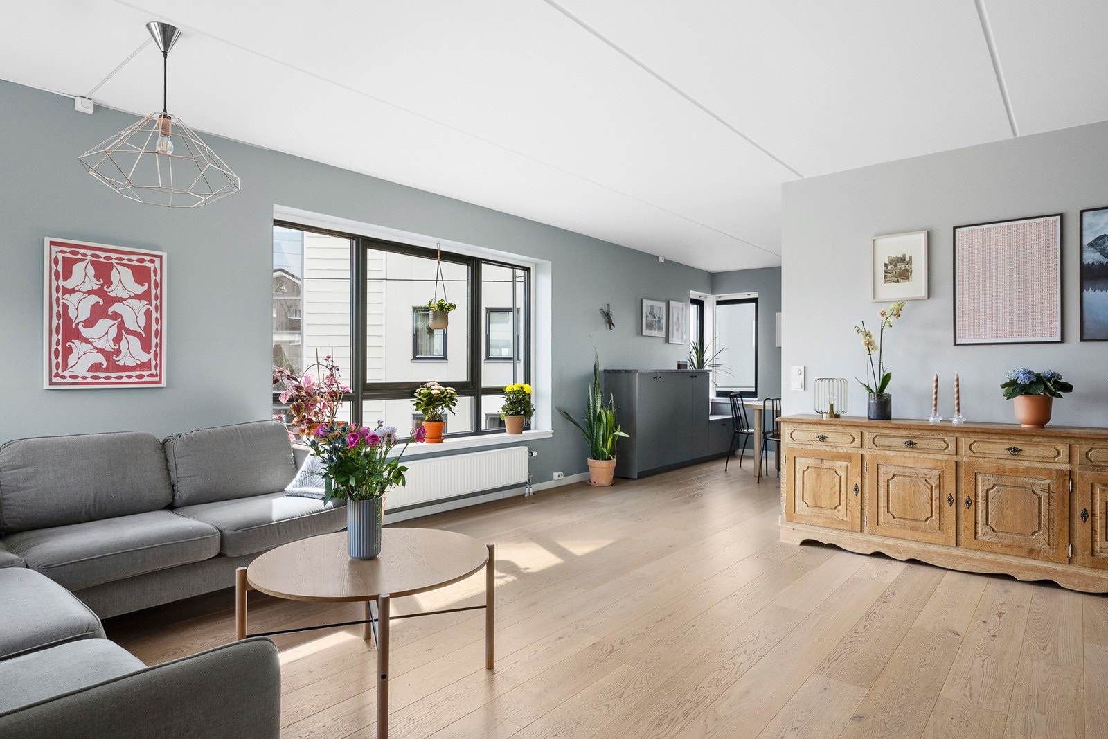 Leiligheten har malte flater og 1-stavs eikeparkett fra 2019 Galleribilde