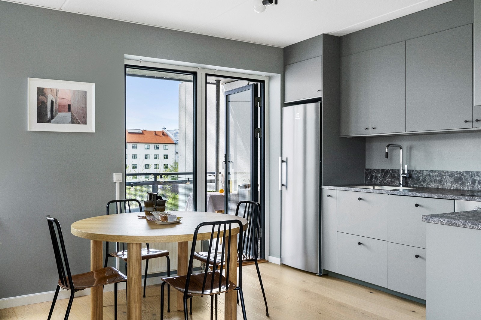 Flott kjøkken med utgang til vestvendt balkong Galleribilde