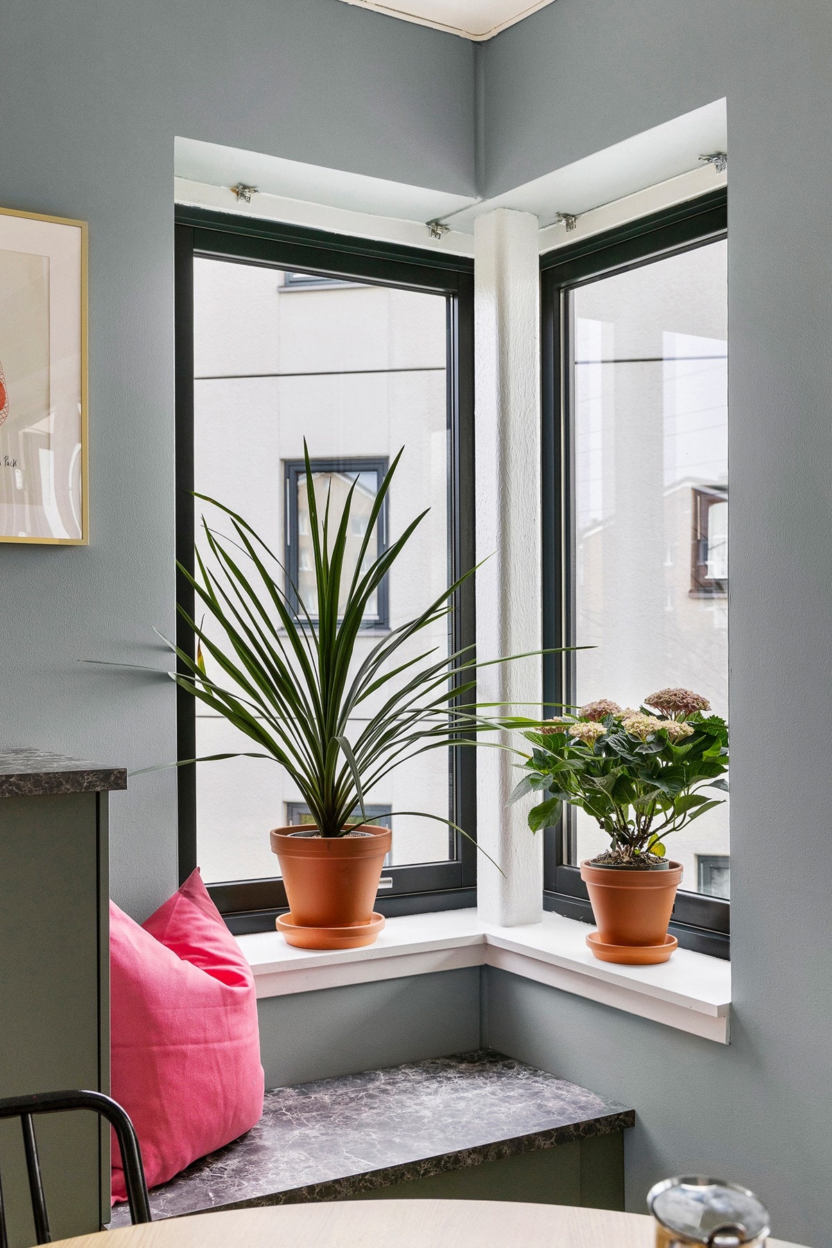 Hjørnevindu med sittebenk Galleribilde