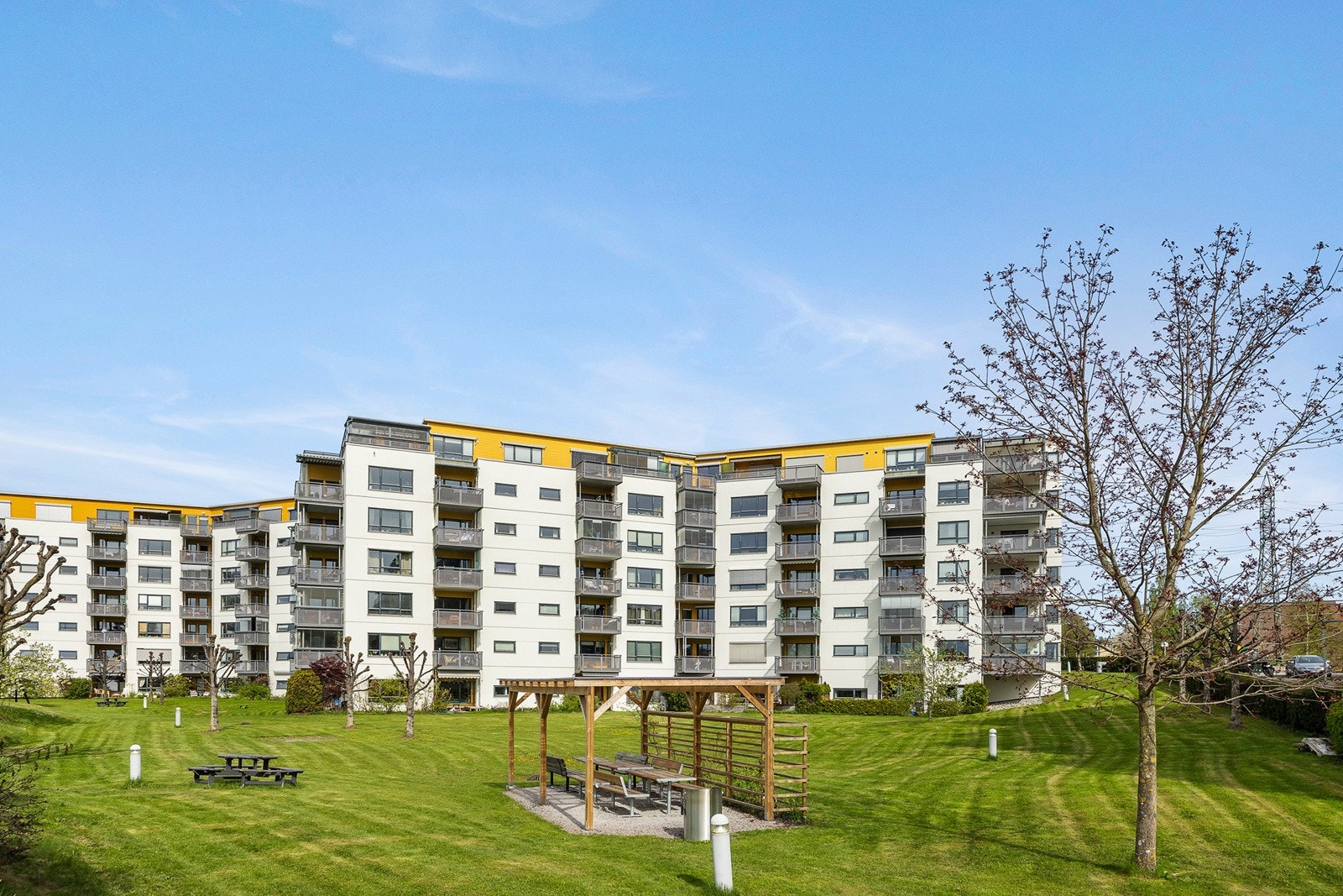 Fasade. Store grøntområder rundt blokken Galleribilde