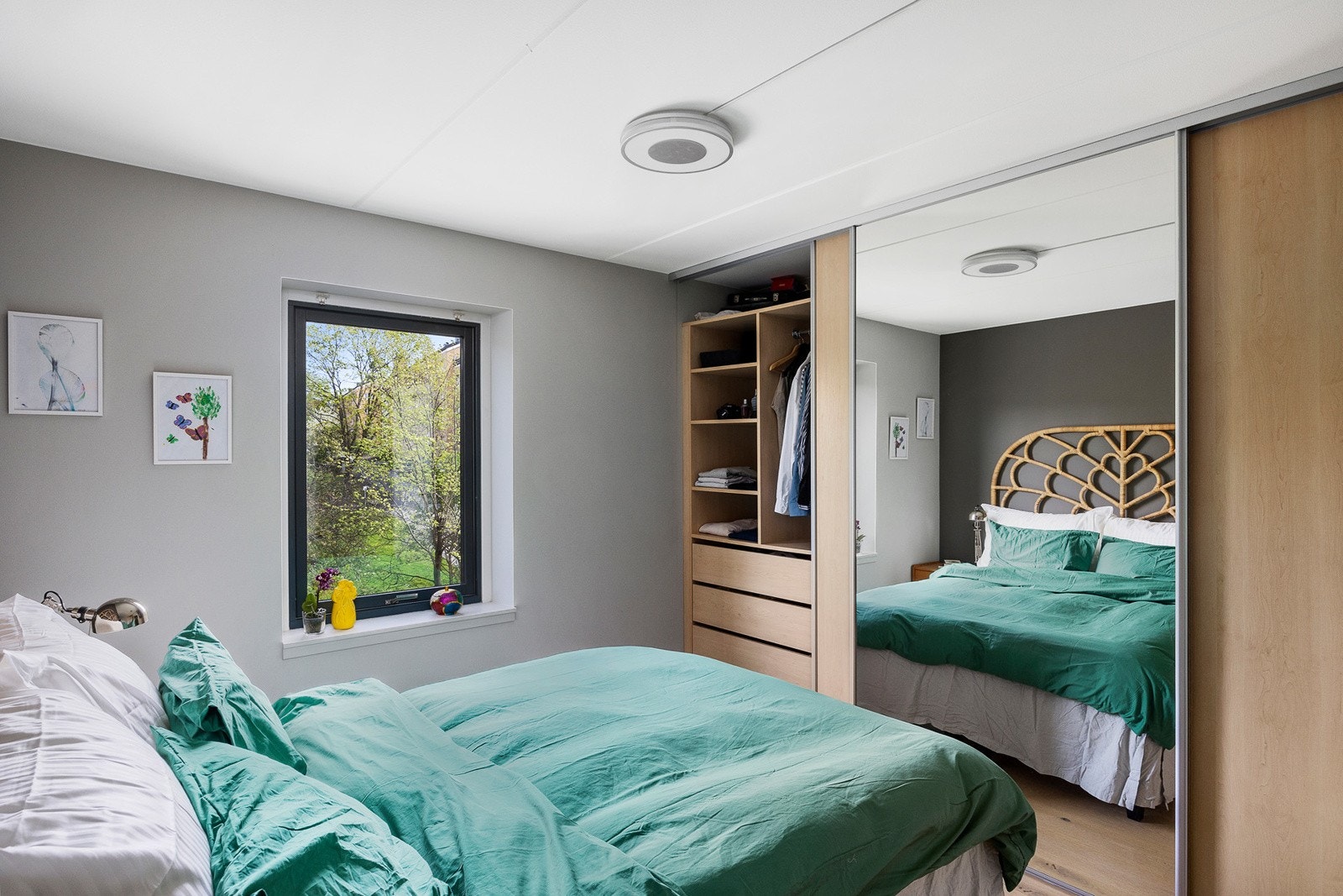 Hovedsoverommet er utstyrt med skyvedørsgarderobe Galleribilde