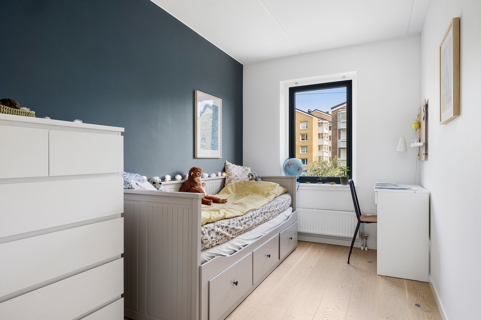 Soverom 2 er et godt rom med 1-stavs parkett på gulv og malte flater Galleribilde