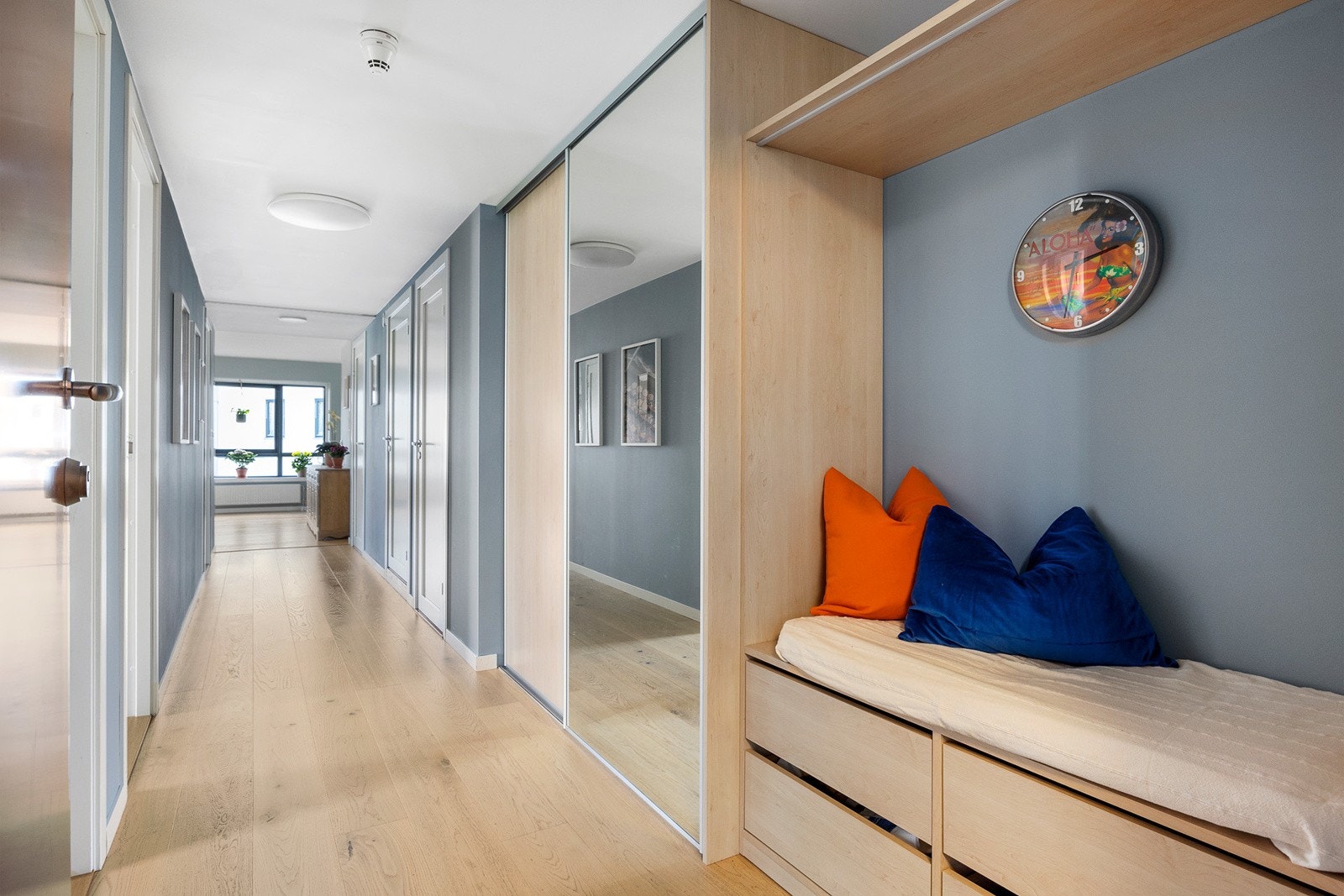 Entré med skyvedørsgarderobe og adkomst til innvendig bod med gode lagringsmuligheter Galleribilde