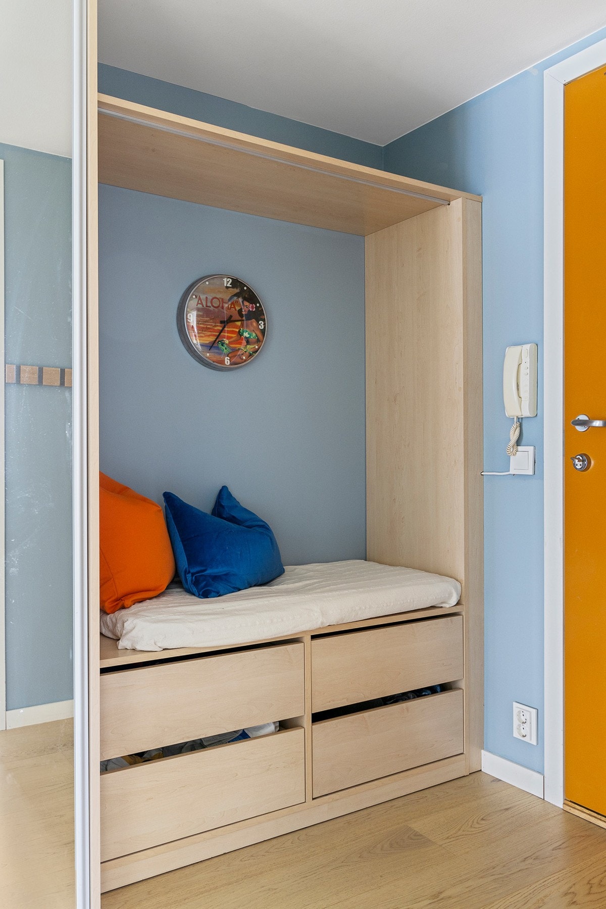 Skyvedørsgarderobe og smart sittebenk Galleribilde