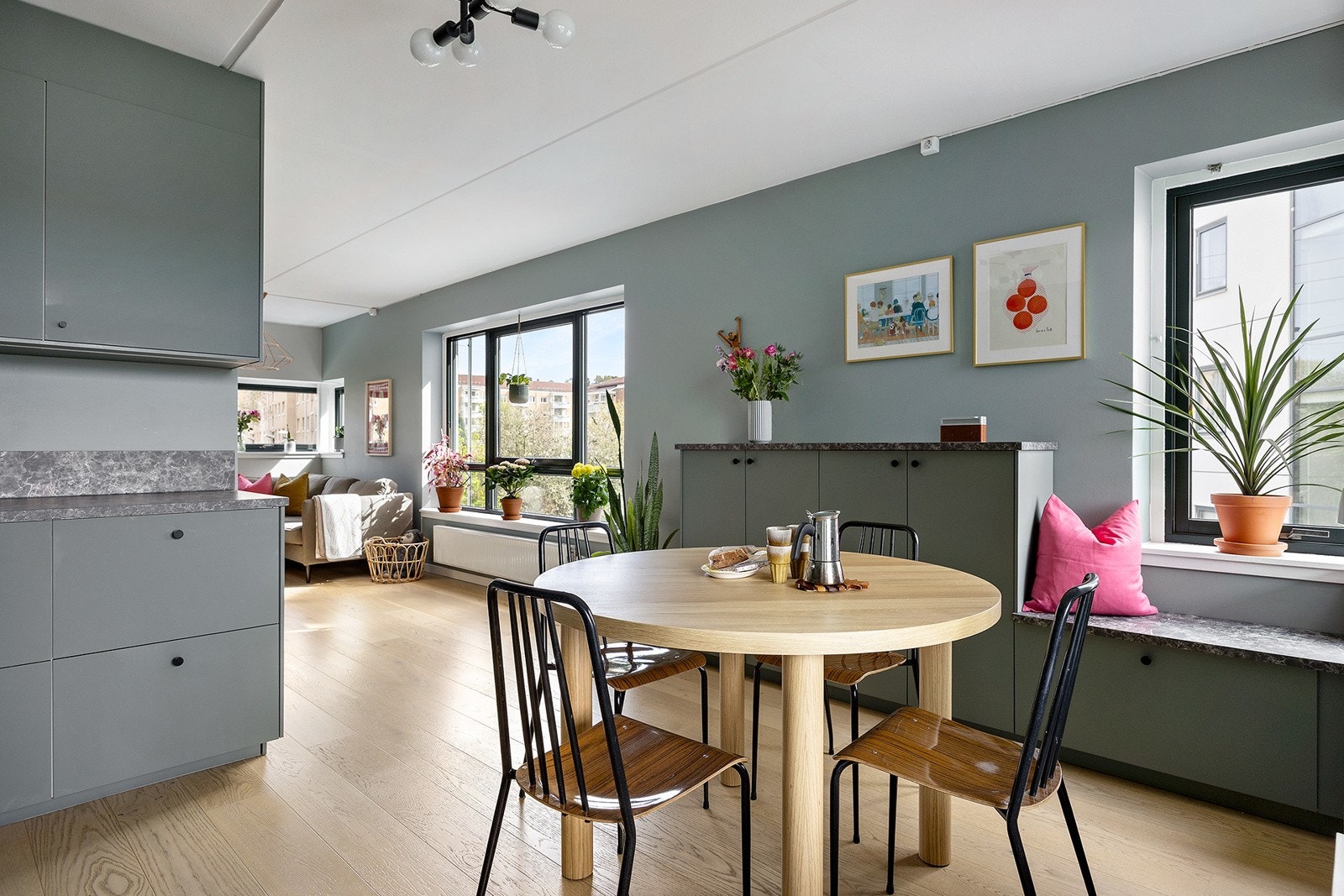 Hyggelig spisestue ved kjøkken Galleribilde