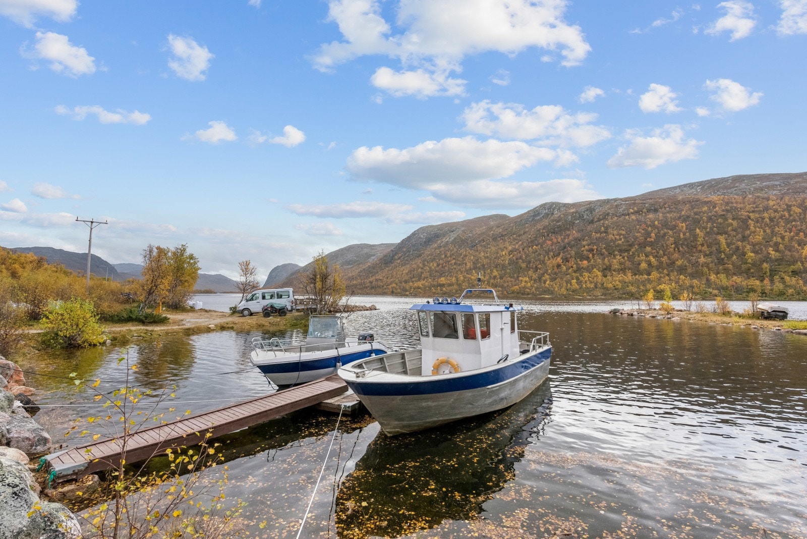 Eiendommen har ikke bilvei og kan nås med båt på sommeren og snøscooter på vinteren Galleribilde