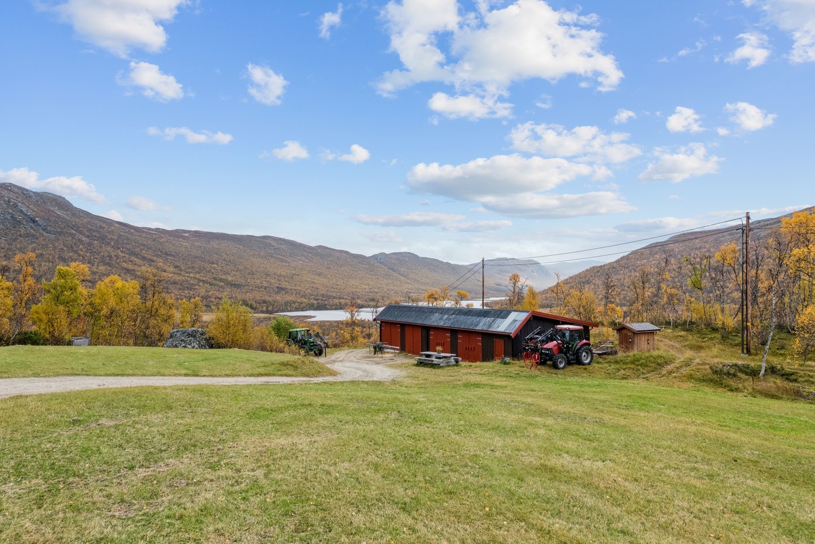 Det har tidligere vært sauedrift på eiendommen, kombinert med turistnæring, utleie av hytter og jakt og fiske Galleribilde