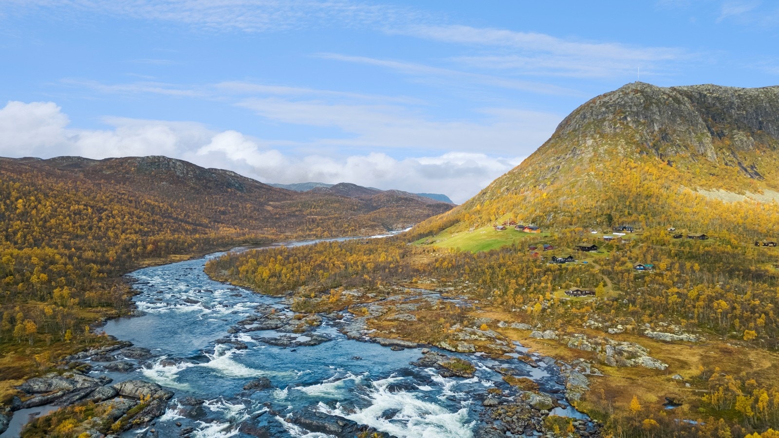 Eiendommen byr blant annet på fantastisk fiske i Kvenna, samt reinsjakt på Hardangervidda Galleribilde