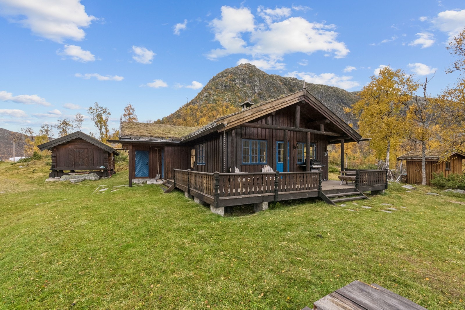 Litt vekk fra tunet er det en separat hytte i god stand Galleribilde