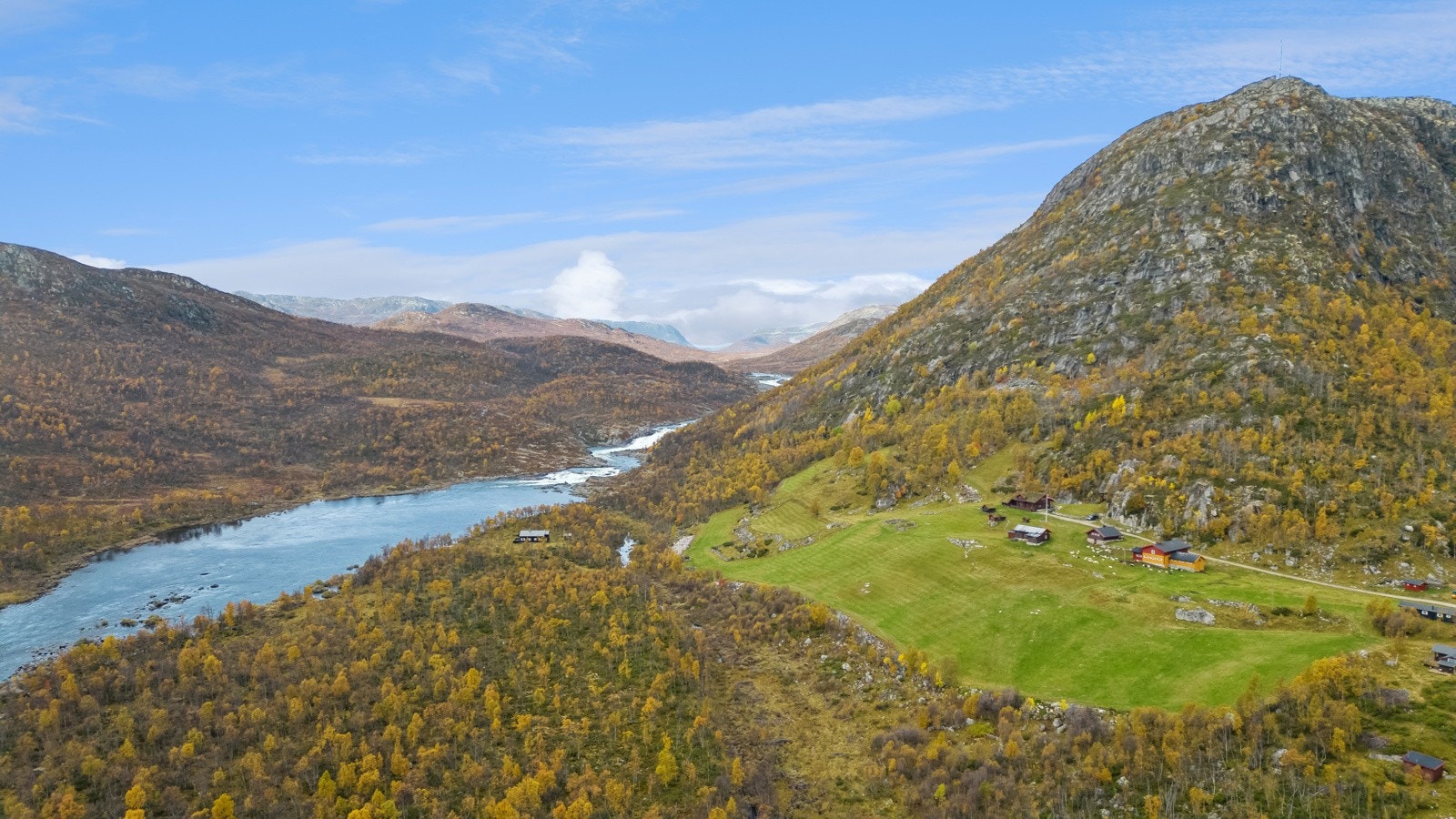 Tunet ligger usjenert til ca. 1,2 kilometer fra Mogen turisthytte Galleribilde