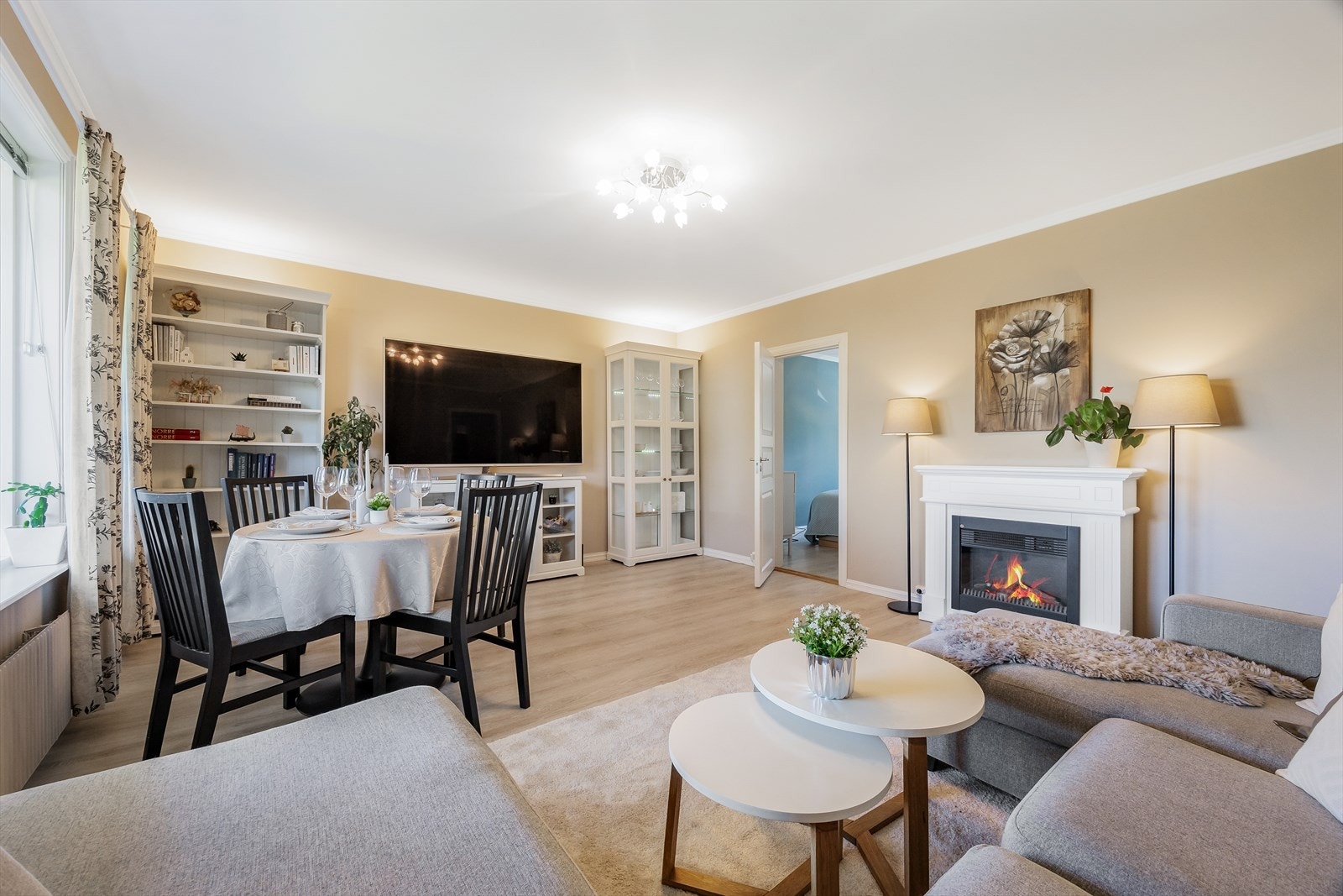 Lys og luftig stue med utgang til balkong. Galleribilde