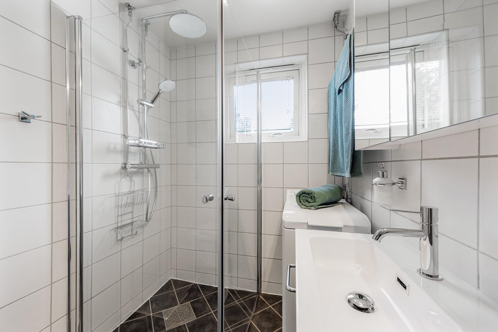 Innredningen består av et underskap med nedfelt servant, speilskap med belysning over, høyskap, vegghengt toalett og dusjhjørne med innfellbare dusjdører. Galleribilde