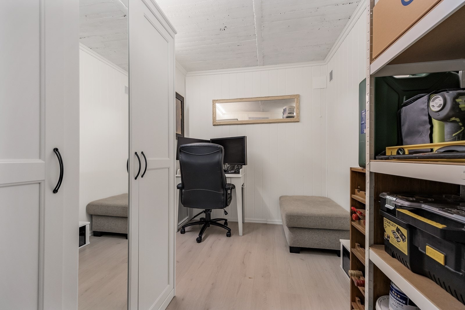 Det disponeres en kjellerbod og loftsbod. Det gjøres oppmerksom på at selger har innredet kjellerboden og bruker denne som kontor. Boden er ikke godkjent til varig opphold. Galleribilde