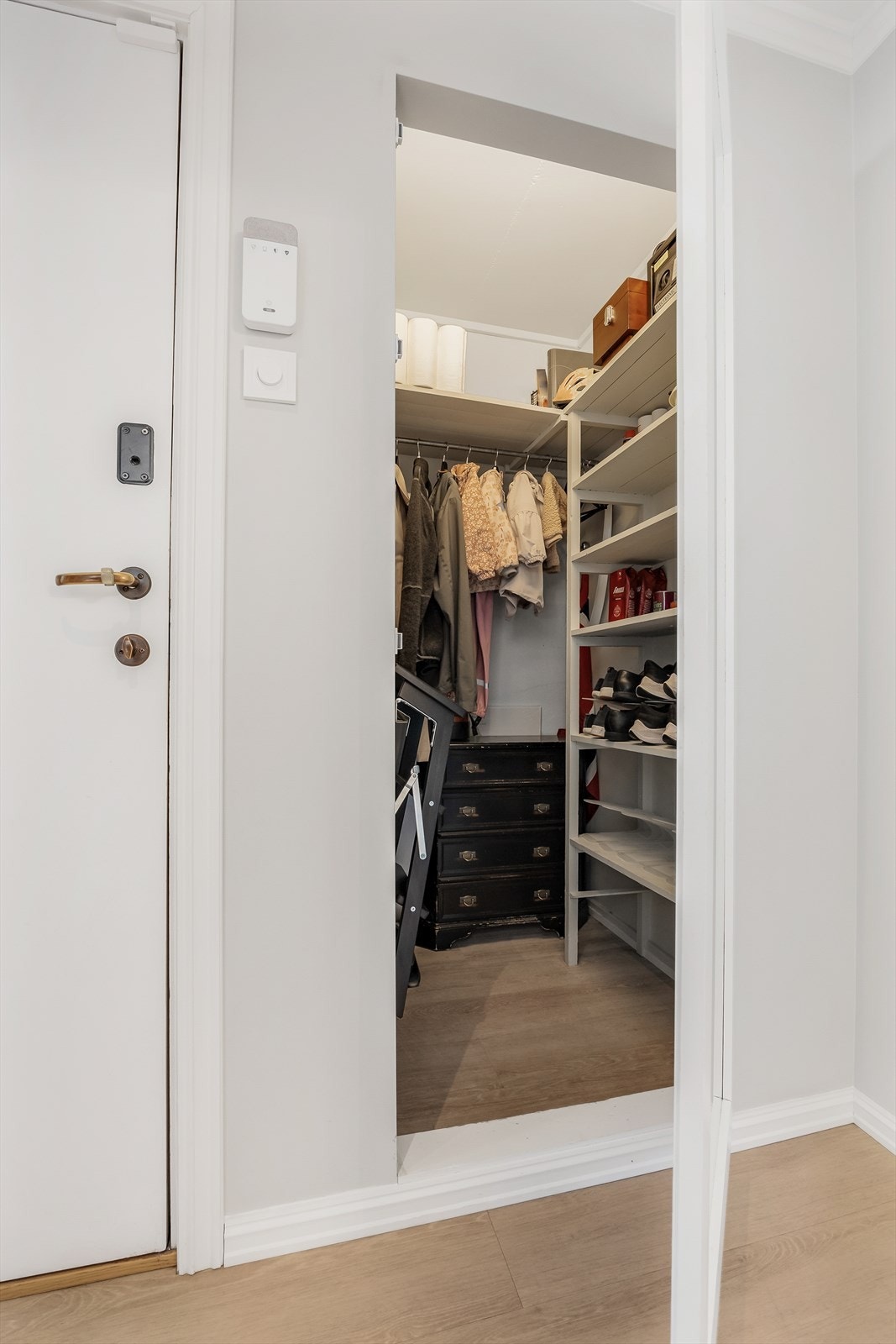 Det er god plass til oppbevaring av yttertøy i boden som ligger rett ved entréen. Galleribilde