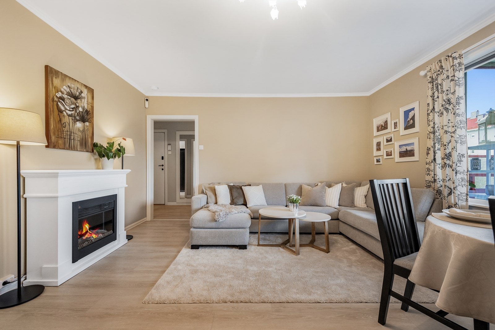 Stuen er malt i en tidsriktig fargetone, komplimentert med et pent klikkvenyl gulv. Galleribilde