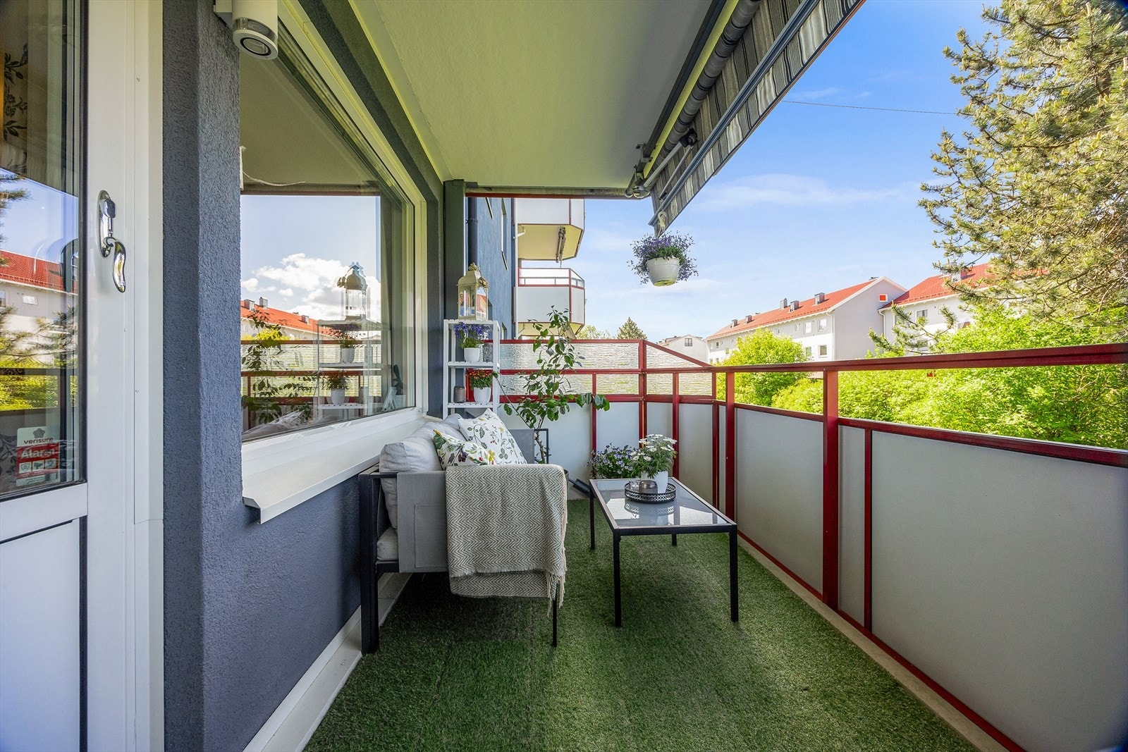 Det er montert markise og utelys. Galleribilde