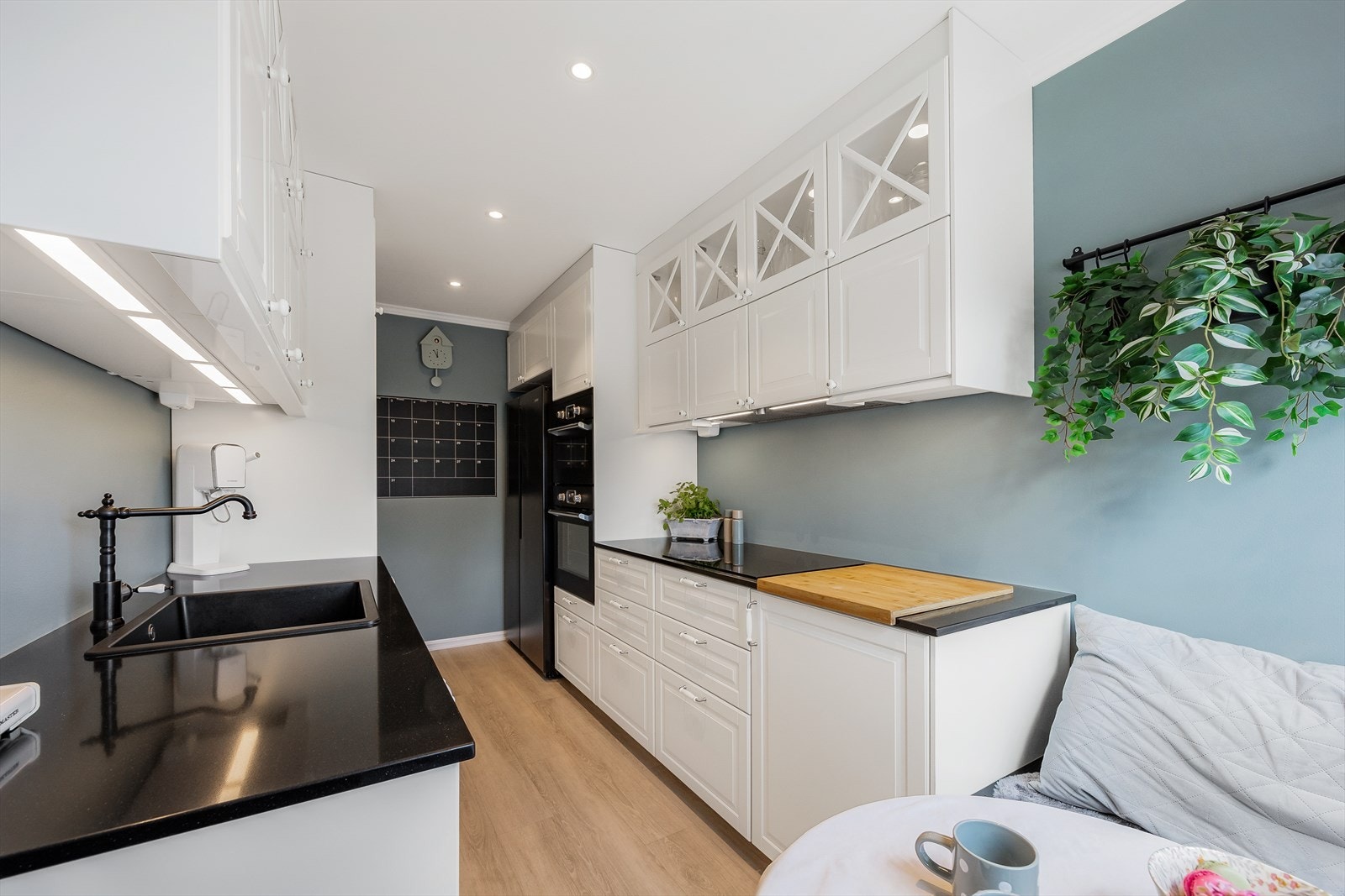 Over kokesone er det kjøkkenventilator med kullfilter. Galleribilde