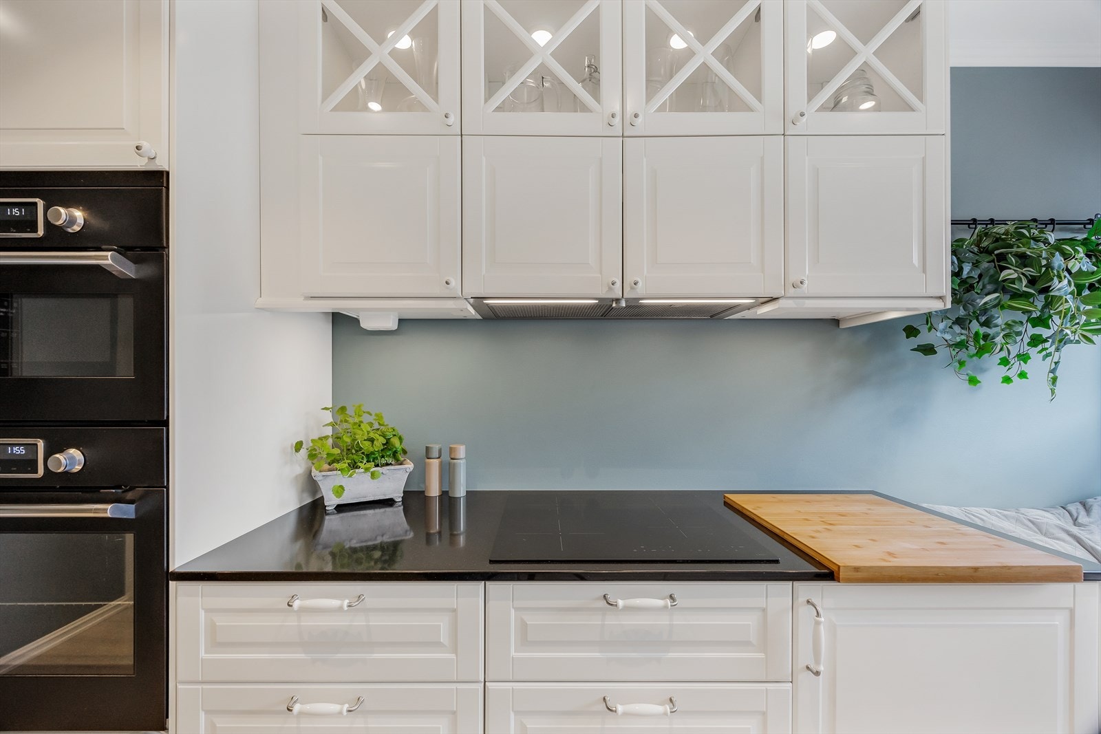 IKEA kjøkkeninnredning med profilerte fronter, benkeplate av stein og nedfelt oppvaskkum med 1-greps blandebatteri. Galleribilde