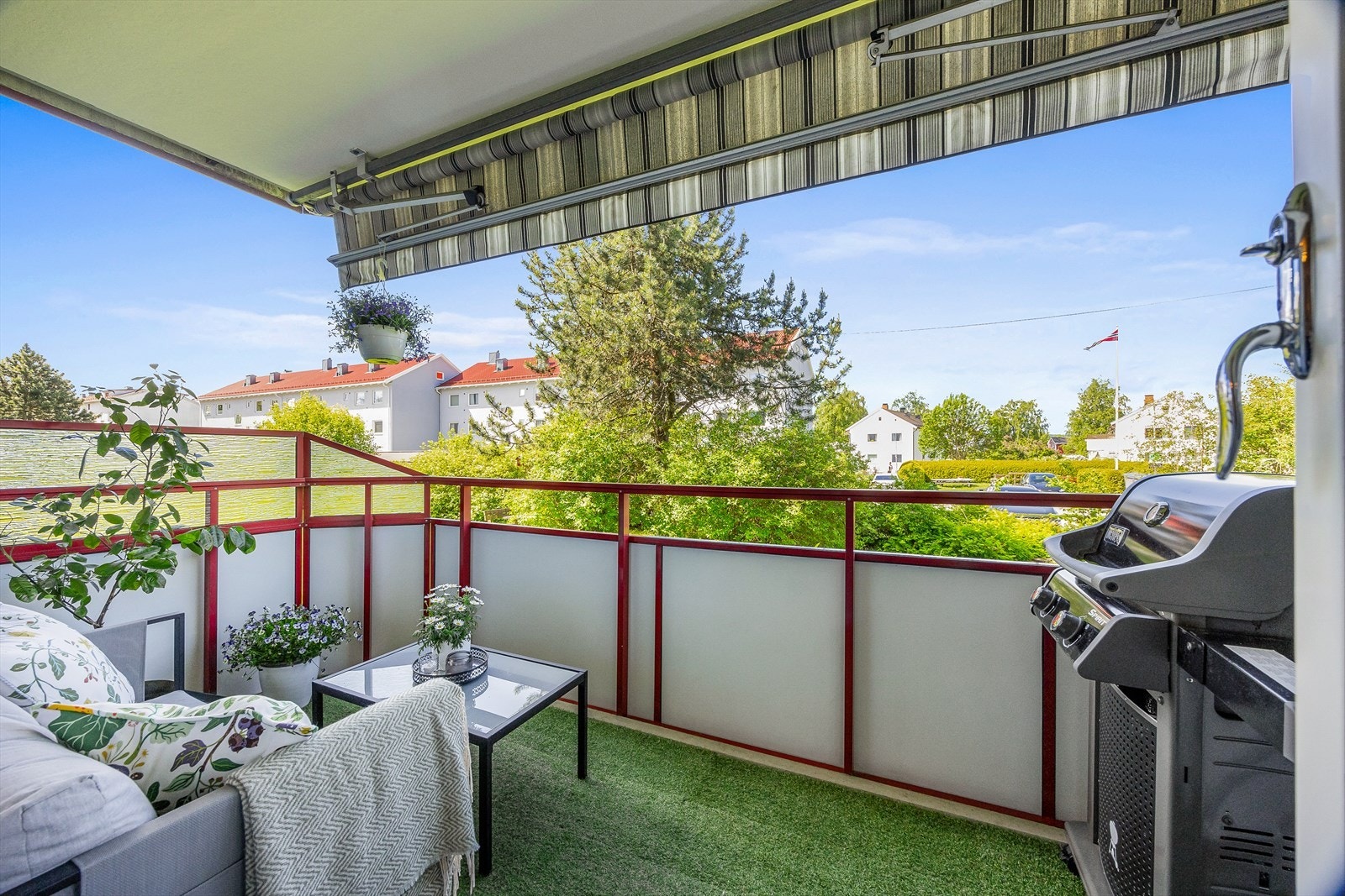 Fra stuen er det utgang til en herlig takoverbygget vestvendt balkong på 8m² med gressteppe. Galleribilde